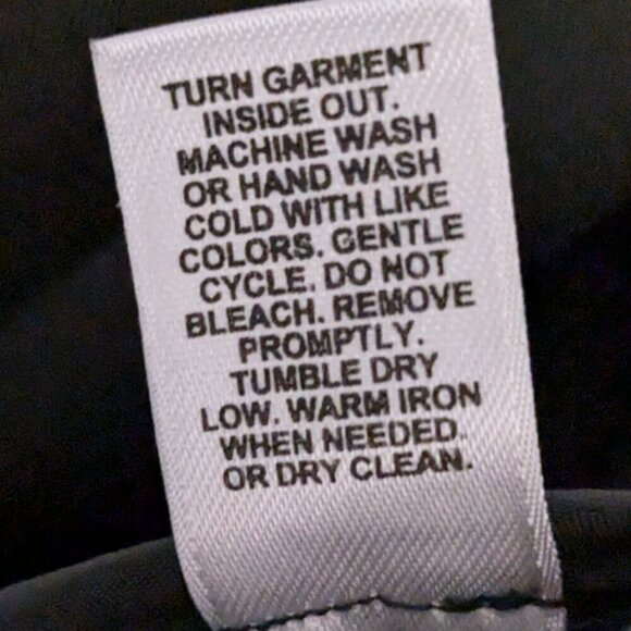 CATO Black Mid-Rise Casual Career Zippered Capris; Button Accents; Size 8 - Picture 6 of 6